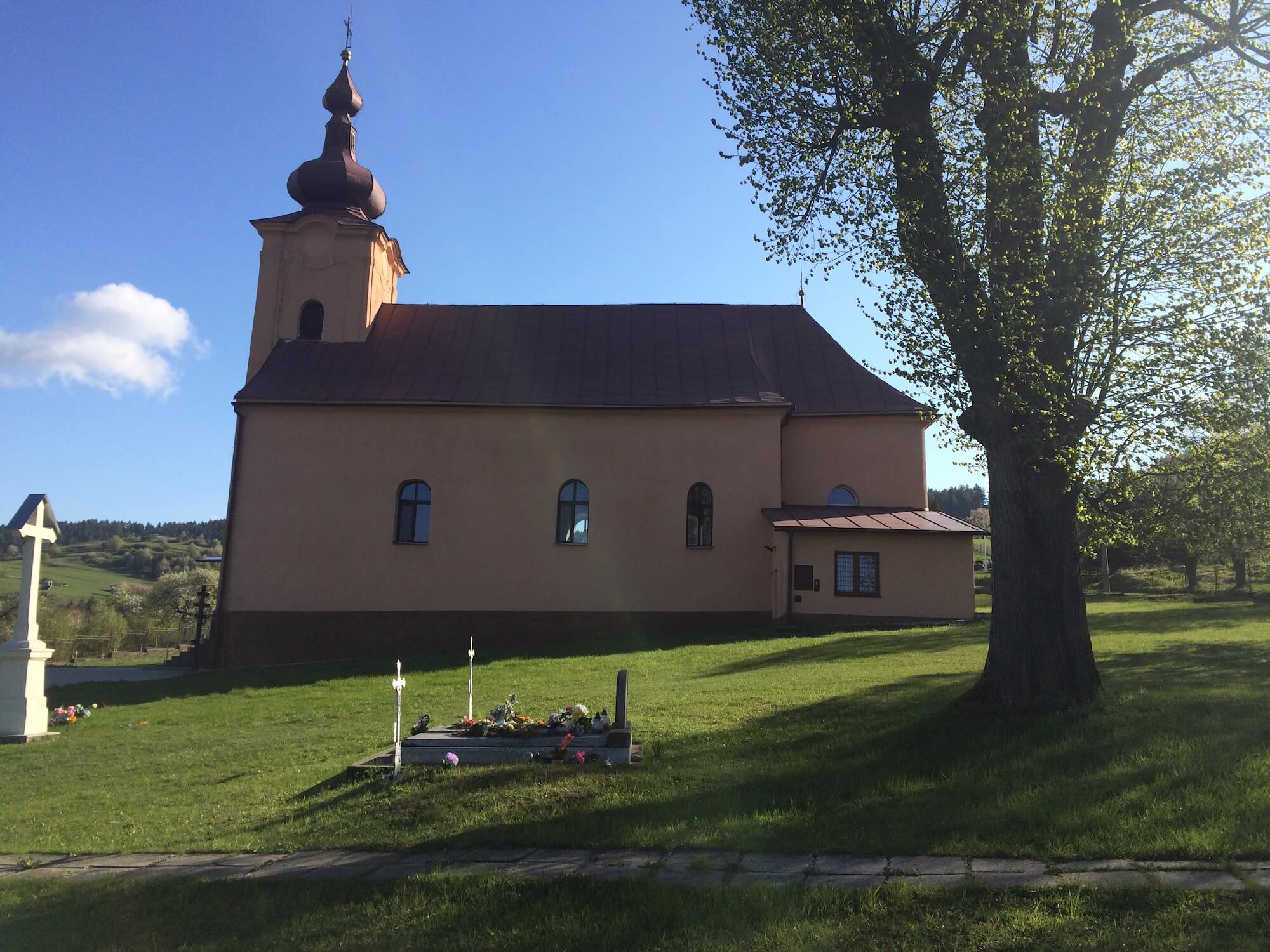 Večný odpočinok rodičov a súrodencov pod lipou.